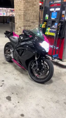 blunt between my lips  #fyp #girlridersoftiktok #600gsxr #nashville #bikesoftiktok #streetbike #viral  #pinkmotorcycle 