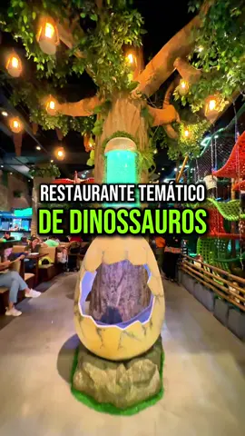 RESTAURANTE TEMÁTICO DE DINOSSAURO E hoje vamos te guiar no Dino Restaurante, temático do mundo dos dinossauros que fica no Shopp Vila Olímpia! O ambiente parece uma selva e é perfeito pra ir com toda a família! Já o cardápio é bem variado e conta com lanches e pratos. Esses foram nossos pedidos: A DNA KIDS Laranja - 24,90 Limonada Dino Experiência - 22,90 Deinosuchus Kids - 29,90 Dino Burguer - 56,90 Tiranossauro Burguer (com Doritos) - 53,90 Pudim com Algodão Doce - 25,90 E ainda usamos o Alelo Tudo, que tá sempre com você em restaurantes, mercados e muito mais pra você aproveitar o melhor cartão de benefícios do Brasil. @Alelo Brasil  MARCA AQUI QUEM VAI COM VOCÊ R. Olimpíadas, 360 - Vila Olímpia, São Paulo - SP #restaurantes #restaurantesp #dicassp #turismosp #hamburgueria #hamburguerias 