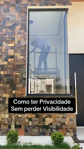 Nessa casa aplicamos nossa linha de películas especiais Dual-ReflectiveDS™, que oferece excelente proteção solar apresentando um exterior refletivo com aparência neutra por dentro.  Essa linha não inverte o espelhamento porque são 4 camadas de películas, sendo que por dentro ela é neutra e por fora ela é espelhada. Além de conseguir rejeitar bastante energia solar que entra pelos vidros, ela rejeita toda a energia ultravioleta tão prejudicial as cortinas, móveis, marcenaria, pisos etc.  Diferentemente das películas automotivas, ela utiliza um adesivo químico não resinoso para aderir a sílica do vidro, justamente por isso não existe nenhuma distorção óptica.  Além de muita durabilidade, a performance térmica dessa película é apropriada para imóveis, que por estarem parados recebem infinitamente mais radiação solar do que veículos.  Nossas películas são fabricadas nos Estados Unidos (Martinsville) e na Alemanha (Dresden) com os processos mais rigorosos que existem no mundo. Algumas de nossas linhas contêm materiais nobres como prata, titânio e ouro em sua composição.  Temos um portfólio de películas voltadas especificamente para aplicações arquitetônicas, não trabalhamos com películas automotivas adaptadas em residências. São muitas opções para atender a todo tipo de demanda.  Muito provavelmente teremos a solução que você está buscando! #vidros #calor #proteção #privacidade #peliculas #altopadrão #casasdeluxo #arquitetura #esquadrias #desingdeinteriores #sol #temperatura 