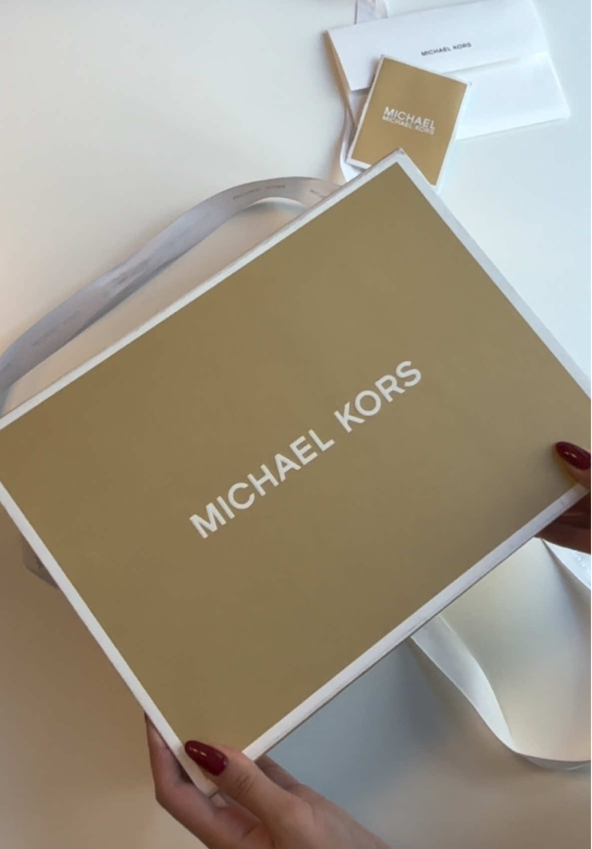 pure love♥️ @Michael Kors  #CapCut #fyp #aesthetic #unpacking #trending #tiktok #baku #rec #michaelkors #bag #red