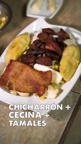 ¿Chicharrón, cecina y tamales? 😋 Tenemos nuestra fuente mixta, perfecta para compartir, ¡y a solo 30 soles! 💥 Reúne a los tuyos y disfruta de esta delicia que lo tiene todo. ¿Te animas? 🙌 Encuéntranos en: 📍 Av. Fernando Belaunde #135  Horario de atención: Lunes a domingo (11 a. m.-11 p. m.)  📍 Calle 8 de Octubre #139  Horario de atención: Lunes a sábado (10 a. m.-10 p. m.)  📍 Calle Lora y Lora #1123  Horario de atención: Lunes a sábado (5 p. m.-10 p. m.) #ChicharrónChiclayano #SaboresDeChiclayo #Chiclayo #ChicharrónFest #fyp #Chicharronchiclayo