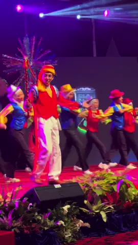 Bersempena dengan penutup Minggu Apresiasi Watan 2024/2025, mahasiswa mahasiswi baharu UKM menunjukkan bakat masing-masing dengan membuat persembahan kebudayaan seperti sketsa, nyanyian, tarian, dikir barat, boria dan mainan alat muzik pada Program Raikan Warisan Watan Gemilang.  Program yang diadakan di DECTAR UKM ini turut menampilkan persembahan daripada barisan kepengetuaan yang menyampaikan lagu Malam Ini Kita Punya, manakala Dekan-dekan fakulti dan Pengarah-pengarah institut menyumbangkan lagu Pesan Abang.   Pengurusan tertinggi UKM yang diketuai oleh Naib Canselor, Prof. Dato’ Gs Ts Dr Mohd Ekhwan Hj Toriman tidak melepaskan peluang menunjukkan bakat masing-masing dengan persembahan Zapin Usik Mengusik sebelum DECTAR UKM gamat dengan nyanyian lagu Saya Anak Malaysia dan Jalur Gemilang oleh semua hadirin sebagai penutup majlis.  Raikan Warisan Watan Gemilang ini merupakan program kemuncak Minggu Apresiasi Watan sesi akademik 2024/2025 dan diakhiri dengan Perang DECTAR.  Turut sama memeriahkan program ini adalah Ahli Lembaga Pengarah Universiti, Dato' Dr. Mohd Zaidi Md Zain @ Zakaria; Timbalan-timbalan Naib Canselor, Ketua Pustakawan, Pro-pro Naib Canselor UKM, Dekan-dekan dan Pengarah-pengarah Institut/Pusat. #MAW20242025 #UniversitiWatanKita #IlmuMutuBudi #UKM #UKMSharing