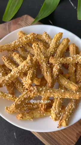 Fırında Çıtır Nohut Çubukları  Bu nohut çubukları, yüksek protein ve lif içeriğiyle uzun süre tok tutar, sindirimi destekler. Glutensiz olması, gluten hassasiyeti olanlar için ideal bir atıştırmalık sağlar. Ayrıca, sağlıklı yağlar ve baharatlarla yapılan bu tarif, kan şekerini dengede tutar ve enerjinizi artırır. Malzemeler: 	•	2 su bardağı haşlanmış nohut 	•	2 yumurta akı 	•	2 yemek kaşığı zeytinyağı 	•	1 yemek kaşığı elma sirkesi 	•	Tuz 	•	Sevdiğiniz baharatlar (kimyon, kırmızı biber, kekik vb.) 	•	Üzeri için: Susam Yapılışı: 	1.	Bütün malzemeleri blendera alın ve pürüzsüz bir karışım elde edin. 	2.	Karışımı fırın tepsisine çubuk şeklinde yerleştirin, üzerine susam serpin. 	3.	200°C’de önceden ısıtılmış fırında, çubuklar altın rengi olana kadar pişirin. Çay saatlerine ya da hızlı bir atıştırmalık için mükemmel! 🌿🥖 #sağlıklıtarifler #healthyrecipes #pratikyemekler #glutenfree #evyapımı #homemadesnacks #proteinatıştırmalık #nohutlutarifler #susamlı #bakeandcreate #fırındatarifler #quickmeals