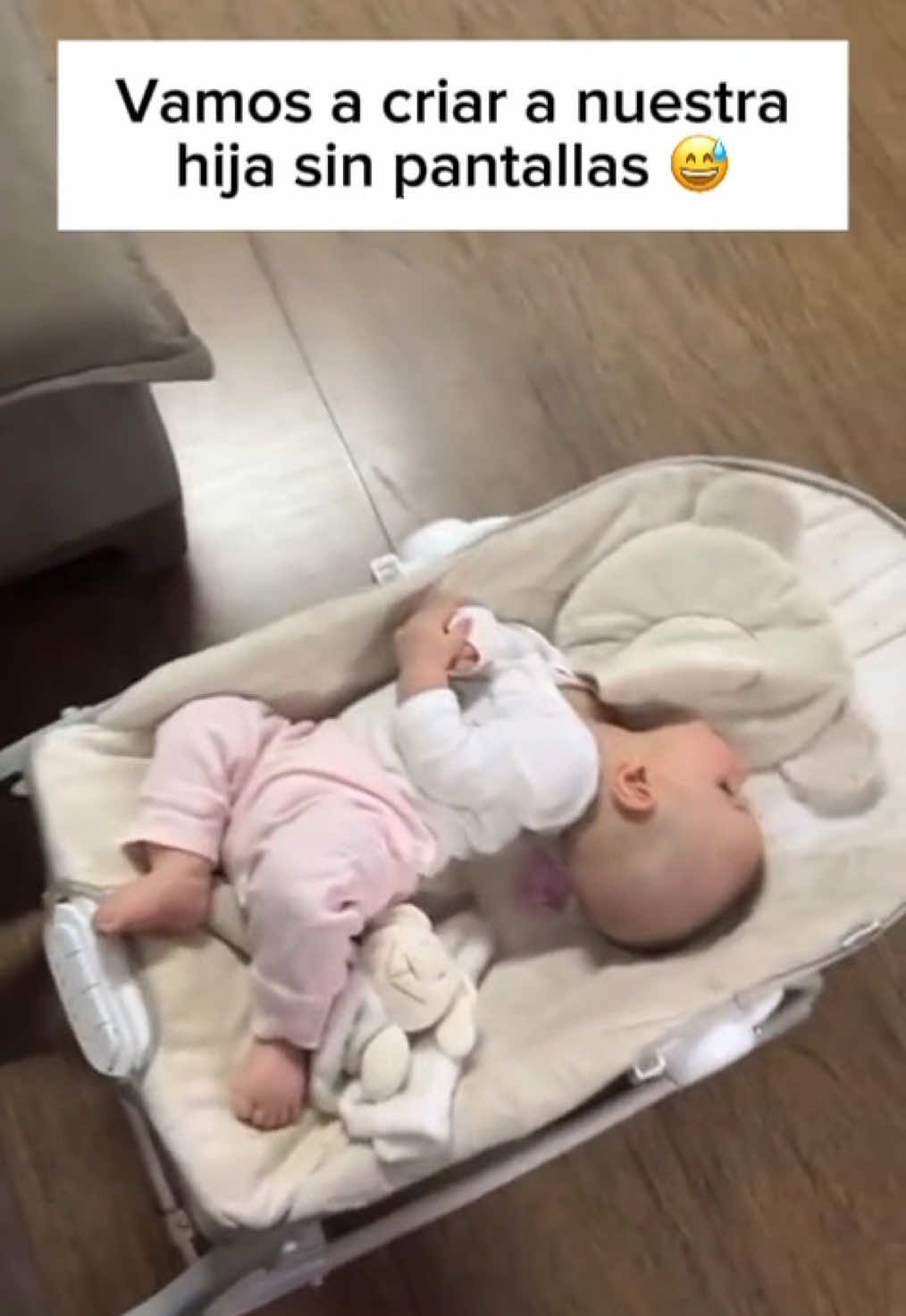 Crianza Sin Pantallas… o Eso Creía 🤣🙈 A veces, aunque hagamos lo imposible, la CURIOSIDAD 🧐 de nuestros pequeños siempre gana.  Aunque la tentación está ahí, es importante mantener a nuestros BEBÉS lejos de las PANTALLAS en la medida de lo posible, ya que esto favorece su DESARROLLO y les ayuda a explorar el MUNDO REAL 🌍 que los rodea. ¡Lo intentamo, pero ellos son más CREATIVOS! 🤪, confirmen 🙋‍♀️ 📹: @rafamaia.m  #aquiestamama2020 #crianzarespetuosa #crianzaconamor #mamáprimeriza #crianzapositiva #crianzaconsciente
