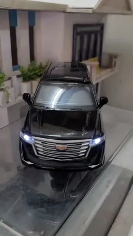 Mô Hình Xe Cadillac Escalade Tỉ Lệ 1/24 Màu Đen ￼ Chức năng:  - Xe mở được 4 cửa, mở capo trước và cốp phía sau.  - Xe có còi khi nhấn trên vô lăng. - Xe có đèn pha sáng trắng, đèn hậu sáng đỏ. - Xe có tiếng động cơ nổ (Cách dùng: Để xe trên mặt phẳng và nhấn phần đầu xe). - Xe có đánh lái trước góc bánh xe rẽ trái rẽ phải được. - Xe full kính ở tất cả các cánh cửa, xe có nhún trước và sau. - Xe chạy cót (Cách dùng: Để xe trên mặt phẳng nhấn giữ kéo xe về phía sau thả ra là xe chạy). - Xe có công tắc gầm 3 chế độ: On-Off  và bật đèn sáng. ￼ Kích thước: Dài 20cm x Rộng 8.3cm x Cao 7.3cm. ￼ Chất liệu: Toàn bộ khung xe được đúc bằng kim loại , nội thất xe bằng nhựa , lốp xe được làm bằng cao su tự nhiên, các chi tiết ống xả và lưới tản nhiệt được xi bóng. #cadillac #cadillacescalade #vuaxe 