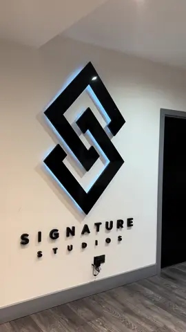 The start of an exciting journey at the iconic @signaturestudiosonline ✨🎶 #studio #newmusic #EP #signaturestudios #recordingsession #singersongwriter #kiahrihanna 