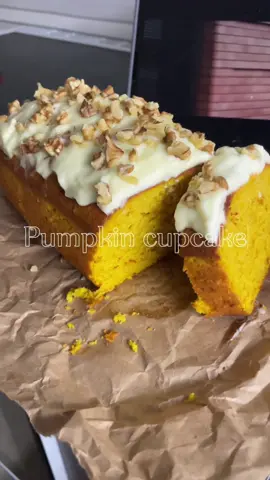 Осенний тыквенный кекс🥧🍂 -  200 г. муки  -   200 г. тыквы - 2 яйца -   150 г. сахара -   80 г. сливочного масла -   60 мл молока -   1 ст.л манки -   1 ст.л разрыхлителя без горки  -   1/3 ч.л корицы - 1/3 ч.л. молотого имбиря -   щепотка соли - щепотка ванилина Крем: - 140-170 г. творожного сыра - 60 г. сливочное масло  - 50 г. сахарной пудры - любые орехи  1.   Тыквы нарезать крупными кусками и отправить в духовку на 30 минут 200°  (следите пока не станет мягкой). Далее проблендерить или размять вилкой до однородной консистенции. 2. В посуде смешать тыквенное пюре с манкой и молоком. Оставить на 12-20 минут. Отдельно взбить миксером яйца с сахаром до светлой пушистой массы, добавить размягченное сливочное масло, перемешать. 3.    Добавить тыквенную массу, перемешать. Добавить муку, разрыхлитель, соль, ванилин, корицу и имбирь. Аккуратно размешать лопаткой. 4. Выложить тесто в форму. Выпекать в разогретой до 180° духовке 40 минут. Обязательно проверьте кекс шпажкой на готовность. 5. Пока кекс остывает в тарелке смешиваем творожный сыр, масло комнатной температуры и сахарную пудру. Украшаем кремом остывший кекс и сверху посыпаем измельченными орехами.  #fyp #fypシ #autumn #october #pumpkin #pumpkinseason #pumpkincupcake #тыквенныйпирог #осень #октябрь 