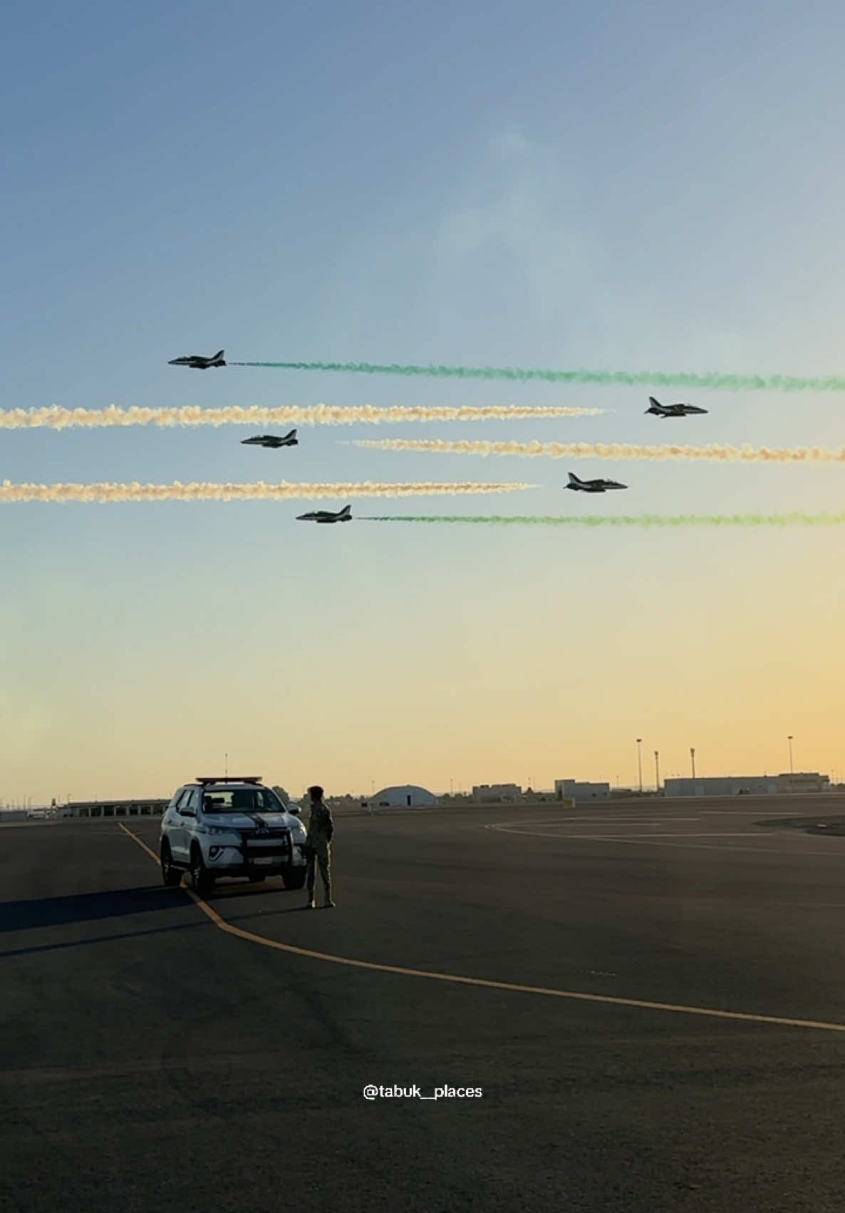 استعراض صقور القوات الجوية 🇸🇦 #تبوك #اليوم_الوطني_السعودي_٩٤ #القوات_الجوية_السعودية #وزارة_الدفاع 