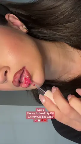 Cherry lips🍒🍒 @Gisou #gifted_by_gisou #gisouhoneyglow #gisou #gisoulipoil #cherrylips #redlips #lipoil #glowymakeup #dewymakeup #honeyinfusedlipoil #lipcombo #makeuptutorial #makeupproducts 