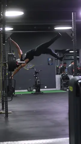 Tu  marche sur terre et moi je marche dans les airs 😂😱🕺@Fitness Park Officiel  You walk on the ground and I walk in the air 😂😱🕺 #calisthenics #airwalk #humanflagwalk #humanflag #walking #drapeauhumain #calisthenicsathlete #calisthenicsmovement #streetworkout #streetworkouts #workout #brazilianphonk #phonk #phonk_music #pourtoi #fyp #foryo #viralvideos #viral_video #calisthenie #dance #gym #Fitness #fitnesspark #cergy #cergypontoise #cergylehaut 