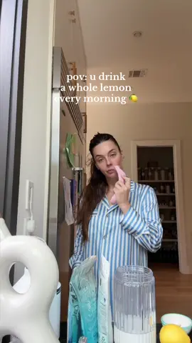 lemon water 🤝 a habit stack #lemonwater #morningroutine #wellness 