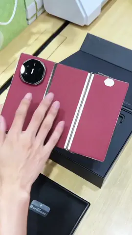 Put your #computer in your pocket Huawei's triple screen #mobile phone #Huawei #Mate XT Extraordinary Master ultra-thin rock vein texture triple