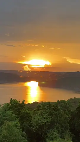 Yaxhá, Parque Arqueológico Yaxhá- Nakum, esta ubicado en Petén y se encuentra a dos horas de la Isla de Flores. Lo mas recomendable es que te puedas quedar hasta el atardecer ya que la piramide principal tiene como vista el atardecer, que te deja apreciar como la luz del atardecer va recorriendo todo el lago hasta finalizar en el ocaso. Gracias a la vida, Gracias a Dios por esos momentos donde aprecias lo simple y te conectas con la naturaleza.  #guatemala #peten #maya #ftypシ #viajar #trip #viajes #atardecer #sunset #guatemala🇬🇹 #tikal #traveller 