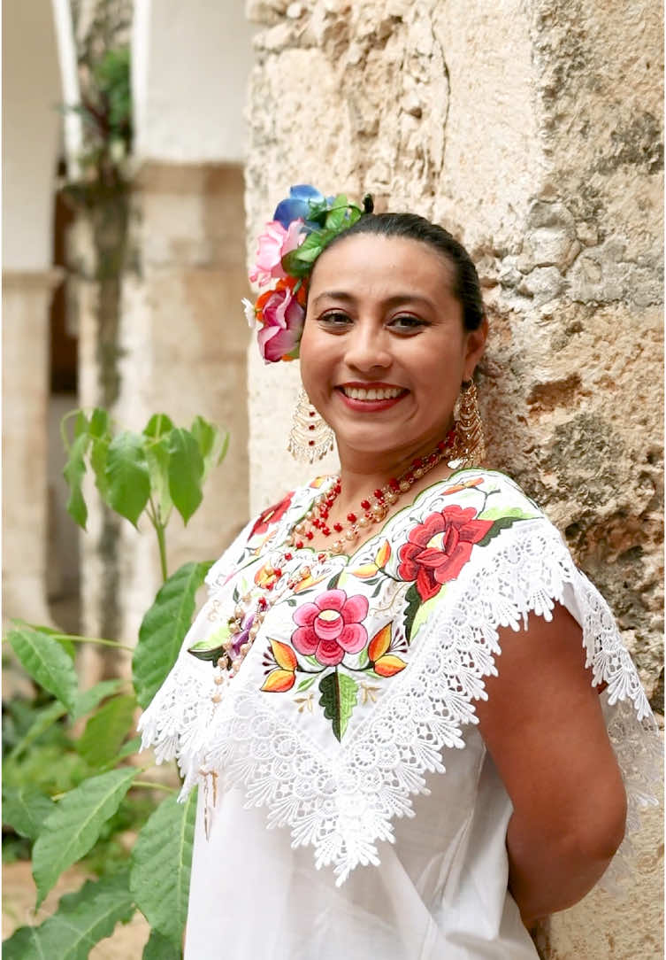 Prepárate para Hanal Pixán con la elegancia del terno yucateco, un traje de gala que refleja la rica herencia y tradición de Yucatán.🌾✨ - #HanalPixán #TernoYucateco #ModaTradicional #Terno #Bordados #meridayucatanmexico #vestidobordado #vestidos #mex 