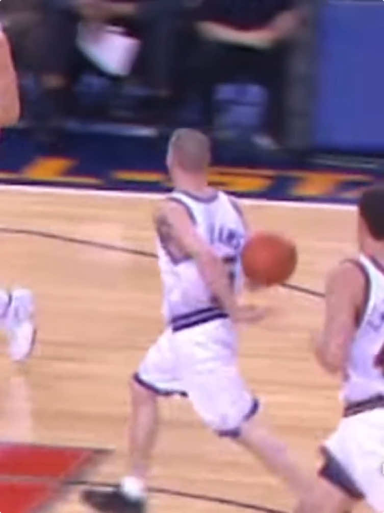 Jason Williams elbow pass #jasonwilliams #whitechocolate #elbowpass #fy #basketball 