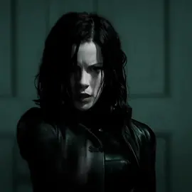 ela com minha música favorita >>>> 🖤🧛🏻‍♀️🗣 #seleneunderworld #seleneunderworldedit #selene #underworld #fypage #fyp 