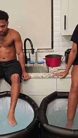 #deshaefrost on #Twitch | deshae gets in the ice bath & starts spazzing