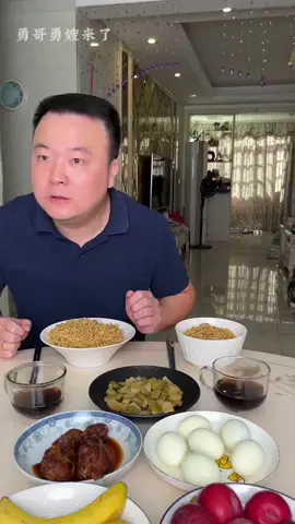 This kid is too mischievous!#PickledVegetableChips #DeliciousFood