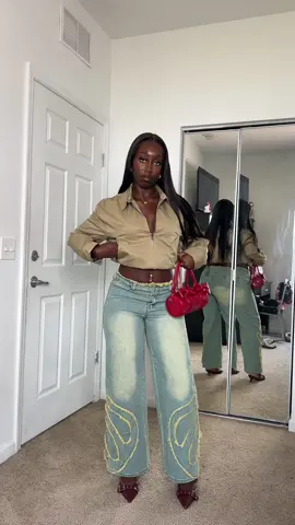 Pieces from @prettylittlething  Jacket - CNJ4351 Jeans - CNI2989 #classofplt #prettylittlethinghaul #blackcollegegirl #falloutfits #gdwm #collegeoutfits #chanelleadjei 