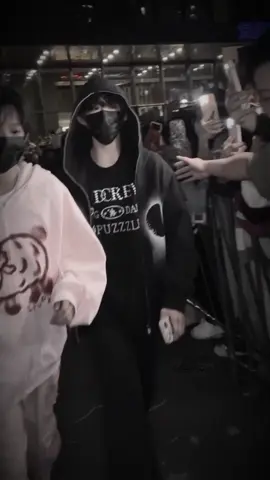 :Hoàng Tử Anh Quốc đi chân chéo:  #chenyiheng #trandichhang #zann✨💦 #sdfj_lầu18🌸🎐 