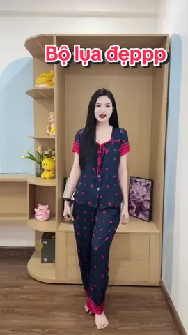 Bổ ngủ tay bồng cổ vuông có nơ chất lụa latin mềm min in hoạ tiết dễ thương, áo ngắn quần dài mặc dễ chịu và thoải mái #champhanreview #champhan #châmphan #review #bolua #dolua #doluaxinh #dobo #doboxinh #dobomacnha #thoitrangmacnha #thoitrangdobo #thoitrang #thoitrangnu 