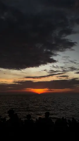 Keren sekalii sunsetnyaaa🥹🥹🥹  #sunset #pantaitanjunglayarputih  #fyppppppppppppppppppppppp 