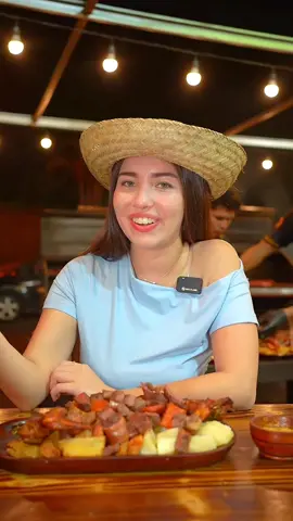 Así preparamos nuestro plato estrella, la SalchiYuca🤤🔥 Qué esperas para probarla, te esperamos!💪🏻