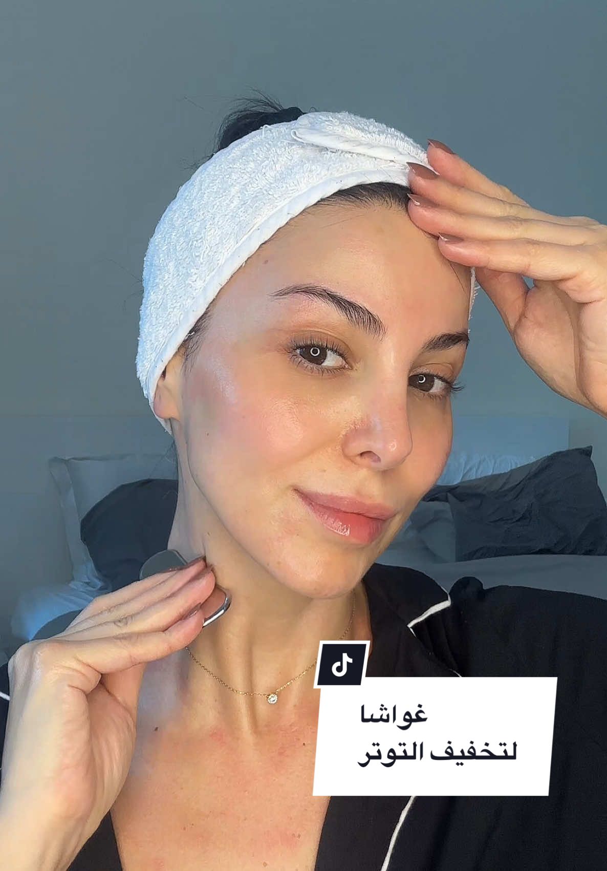 Guasha for stress relief غواشا لتخفيف التوتر . . منعيد كل حركة ٥-٧ مرات تقريباً . #skincare #العناية_بالبشرة #guasha #تمارين_الوجه #facemassage #SelfCare #الغواشا #skintok #tiktoksalon 