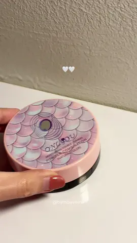 Praktis bgt kalo udah 2in1 kaya ginii.. udah lengkap cushion plus setting powder✨ tekstur cushionnya ringan bgt dikulit powdernya juga bikin blur pori2😍 overall really love this cushion!  #onlyoubeauty #onlyou #cushion #cushion2in1 #onlyoucushion 