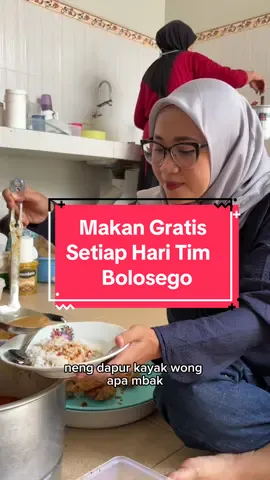 Membalas @aryatheone Jadi tim di Bolosego insyaallah gak akan kelaperan. Sudah disiapin. Semua tim dimasakin 😁 Nah ini aku lagi mampir ke dapur tempat dimasaknya semua makanan untuk tim Bolosego. Seperti biasa sambil icip icip Bolo..maknyus tenan👍🏻 #bolosego #ownerbolosego #ownerlife 