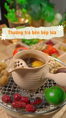 Trời se lạnh rồi, rủ vài người bạn cùng ngồi bên bếp lửa thưởng trà và tận hưởng cuộc sống nào #trasuanhalam #trasua #cuocsong #tanhuongcuocsong #yeudoi #bep #tra 