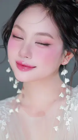 Lên một chiếc look make ứng dụng dành cho cô dâu tui ạ#hoangthuongmakeup #xuhuong #videoviral #makeupcodaudanang #xuhuongtiktok #makeupcodaudanang #xuhuongtiktok 