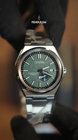 Citizen Zenshin NJ0180-80X Super Titanium Automático O NJ0180-80X impressiona com seu mostrador colorido e a combinação única de Super Titanium™ e Eco-Drive. O relógio combina estilo e funcionalidade de uma forma inovadora. A caixa e a pulseira deste cronógrafo esportivo são feitas de super titânio. Uma característica especial deste modelo Super Titanium é o movimento automático e os segundos descentralizados entre 