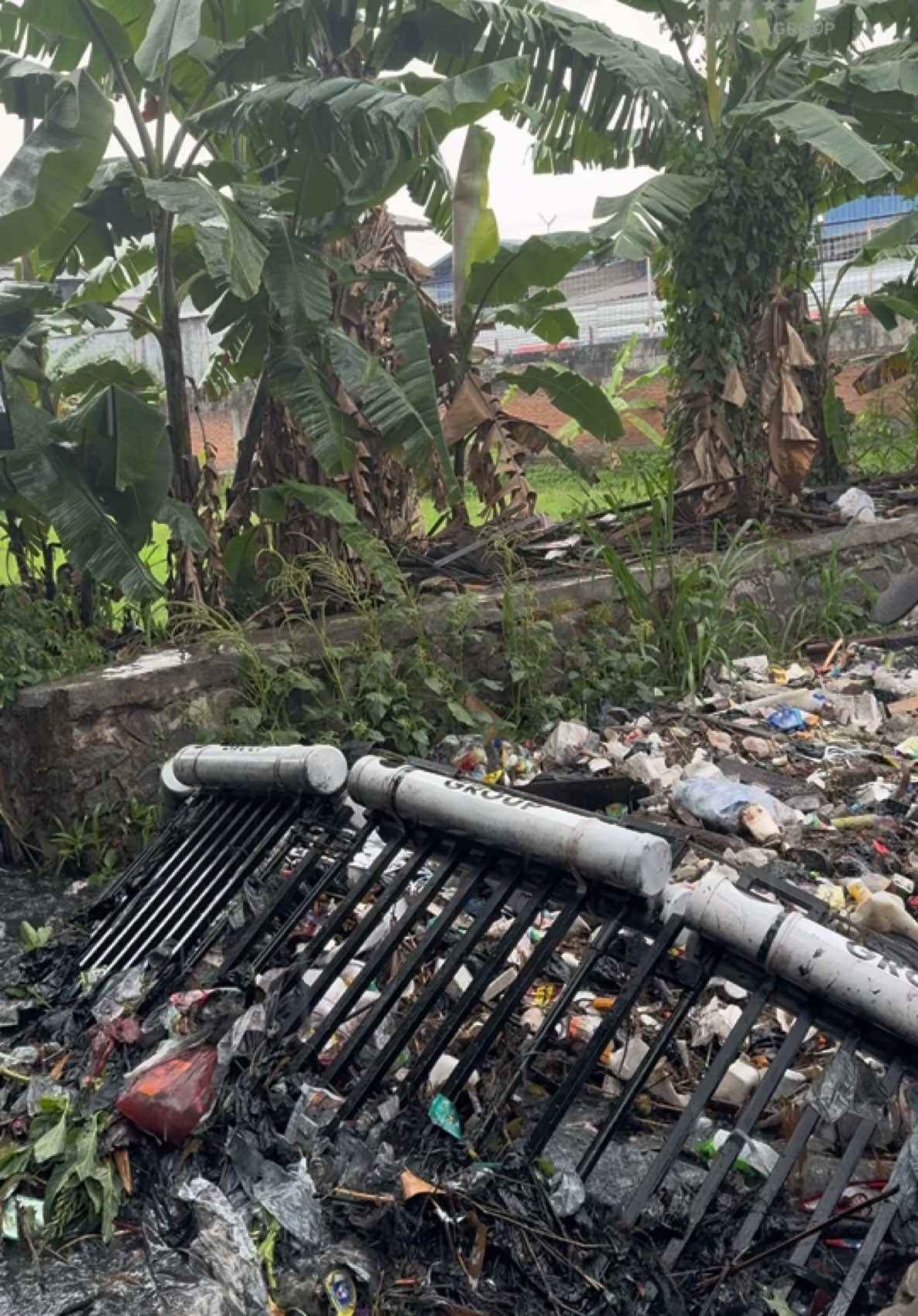 kalian yang buang sampah ke sungai kita yang hampir kebawa arus ☺️  #pandawara 