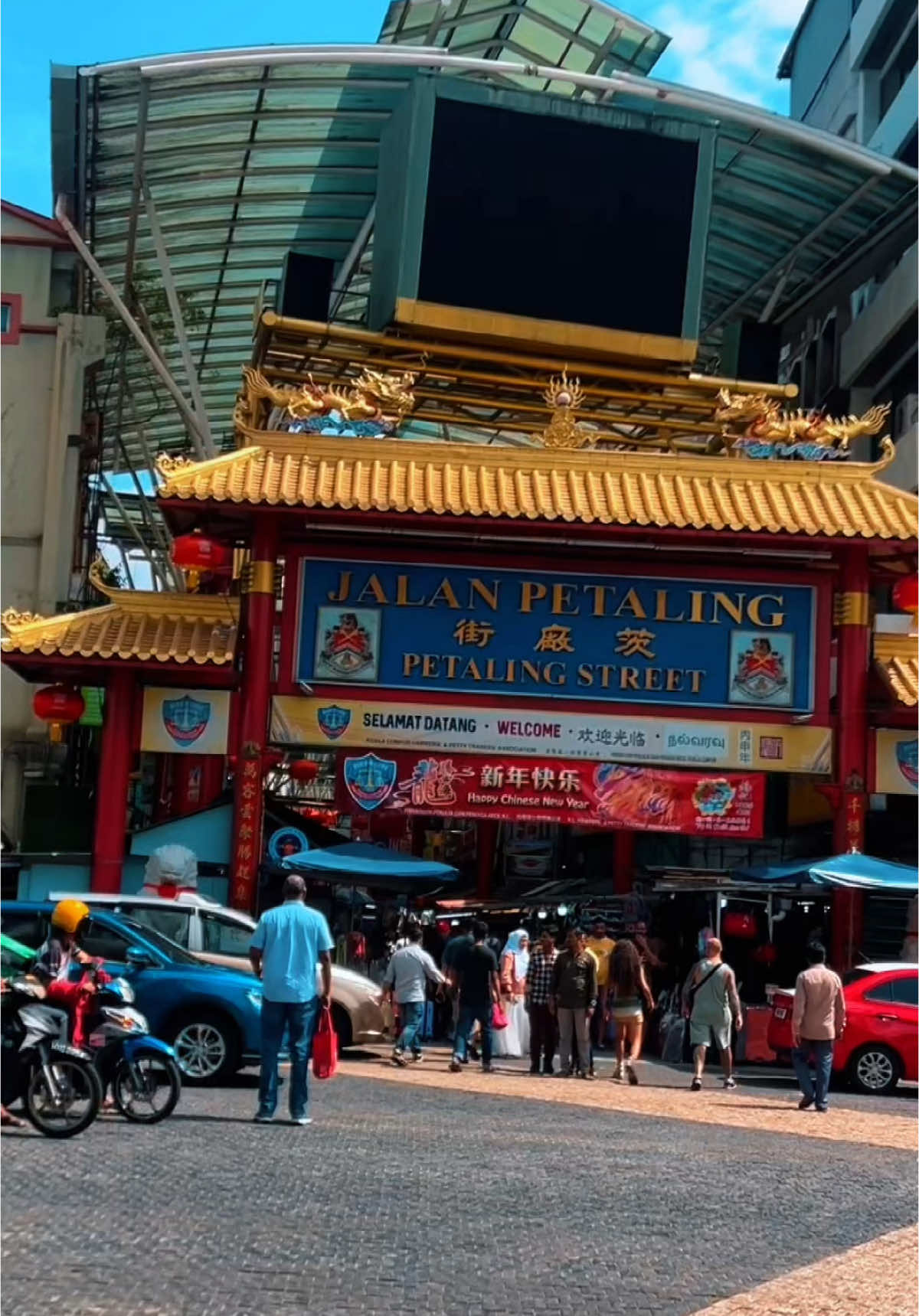 Exploring the heart of Kuala Lumpur’s Chinatown! From iconic street stalls to bustling markets, there’s something for everyone at Petaling Street. A blend of culture, shopping, and hidden gems awaits! Have you been here? #kualalumpur #chinatown #petalingstreet #pasarseni #travelvibes #PlacesToVisit 