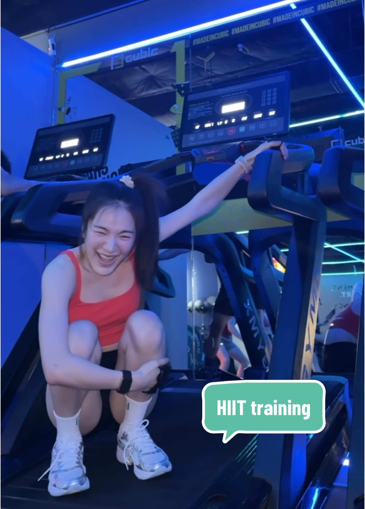 นี่คือตัวอย่างการออกกำลังกายแบบ HIIT / Interval Training นะคะ  🫶🏻 เป็นการขยับ 30-45 วิ แล้วพัก 15-20 วิ แล้วแต่โปรแกรม เล่นสลับไปมา  แต่ช่วงที่ขยับ ต้องเอาให้สุดนะ เอาให้รู้สึกหายใจไม่ทัน 🥹  มันจะแอบทรมานนิดนึง แต่นี่สะใจมาก ประโยชน์หลักๆเลยคือประหยัดเวลาและสนุก  แต่จริงๆมีหลักการมากกว่านี้ในเรื่องของ afterburn และ fat burn zone  ไว้มาเล่าให้ฟังในคลิปหน้าๆนะจ้ะ อิอิ  อ้ันนี้ดูเล่นๆไปก่อน 🥰  #ปันปันสุทัตตา #punpun_sutatta  #HIIT #intervaltraining 