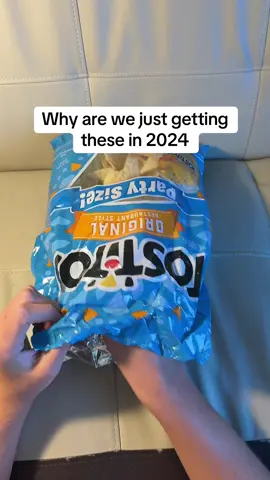 Bag clips are outdated🤷‍♂️ #bagsealer #chipbagsealer #snackhack #flashsale #KitchenHacks 