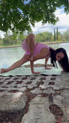 Parivritta Eka Pada Koundinyasana: es una postura de yoga que combina elementos de torsión, equilibrio y flexibilidad. Estos son algunos beneficios energéticos y emocionales: 1.⁠ ⁠Estimula el chakra del plexo solar (Manipura) y el chakra de la raíz (Muladhara). 2.⁠ ⁠Ayuda a liberar tensiones emocionales y mentales. 3.⁠ ⁠Fomenta la confianza y autoestima. 4.⁠ ⁠Mejora la concentración y claridad mental.  Practica yoga desde la comodidad de tu casa 🏠  #yogainhouse #yogalivo #yogaenlinea #mexicosaludable #yoga #constancia #disciplina # yogaparatodos #yogareels #flexibilily #yogainspiration #yogaenvivo #consiencia #yogamex #yoga #bienestar #wellnes #bienestar