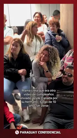 HERMOSO MOMENTO 🥹 😍Un hombre sorprendió así a su hermana luego de 10 años sin poder verse. ❤️Él se encontraba en Canadá y solían felicitarse por videollamada en sus cumpleaños, pero esta vez por fi pudieron darse un cálido abrazo. #FamilyGoals #SorpresaInolvidable #ReencuentroEmocional #ViralMoments #EmotionalReunion