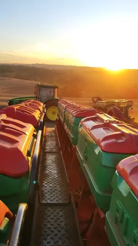 #trator #roça #pordosol #🇧🇷🇧🇷 #maquinas #agro10brasil #jhondeere #fyyy #trending #éusguri #soja #tractor #CapCut 