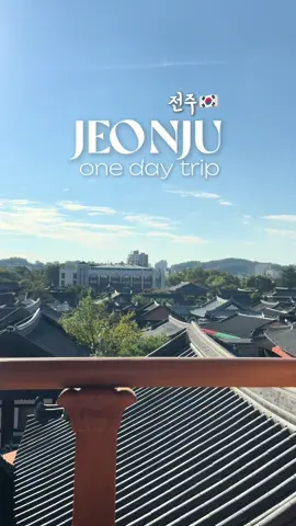 One Day Trip in Jeonju📍 . Kali ini aku dan suami pergi ke Jeonju dari Daejeon naik bus (7.100krw). Selama di Jeonju kita full naik bis kota. Buat pikniknya, aku dan suami ngelilingin Deokjin Park dan cari tempat makannya di pinggir danau. Cuacanyaa bagus bangett!!  . Buat ke Hanok Villagenya, kita rekomendasiin untuk dateng ke Royal Potrait Museum dan masuk ke sana untuk foto-foto. Jalannya bisa lewat dari arah Jeondong Catholic Cathedral dan jalan sedikit ke arah museum. Setelah keluar dari area museum, jalan aja terus ke arah lainnya dan disitu penuhh banget sama makanan, cafe, games, dan masih banyak hal-hal seru lainnya! 🫶🏻✨ Rekomendasi Tempat di Jeonju - #Jeonju #전주 #seouthkorea #koreatrip #jeonjumuslim 