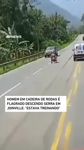Um homem de 59 anos foi visto descendo a Serra Dona Francisca, em Joinville, Santa Catarina, em uma cadeira de rodas. O incidente ocorreu na terça-feira (1º), no KM 12 da SC-418. Imagens mostram o homem na estreita pista, enquanto uma viatura da Polícia Militar Rodoviária Estadual (PMRV) o acompanhava. Ele disse aos policiais que estava gravando vídeos para as redes sociais, com um celular preso à cabeça. 📺 Confira na JP News e Panflix #JovemPanNews #Joinville #CadeiradeRodas #SantaCatarina