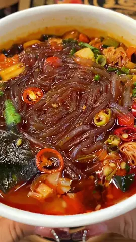 Món miến chua cay Trùng Khánh của Trung Quốc đang cháy hàng ở các nước Âu, Mỹ, Nhật, Hàn! Vị cay nồng, chua cay sảng khoái! Miến ăn liền không chiên, lành mạnh, chỉ cần pha nước sôi 5 phút là có thể thưởng thức, không cần nấu. Đến giờ ăn mà không biết ăn gì thì làm ngay một tô miến chua cay nhé! #miếnchuacay #mìănliền #miến #khôngcầnnấu #sảnphẩmnổi #thựcphẩmanliền