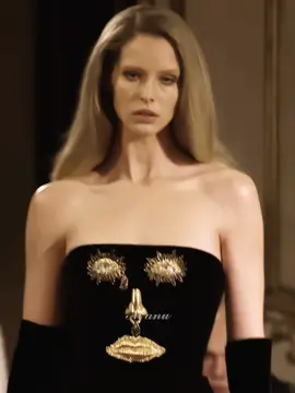 I am shocked by her natural beauty🥹 Abby champion walking for #schiaparelli FW23 #modeling #fashion #confidence 