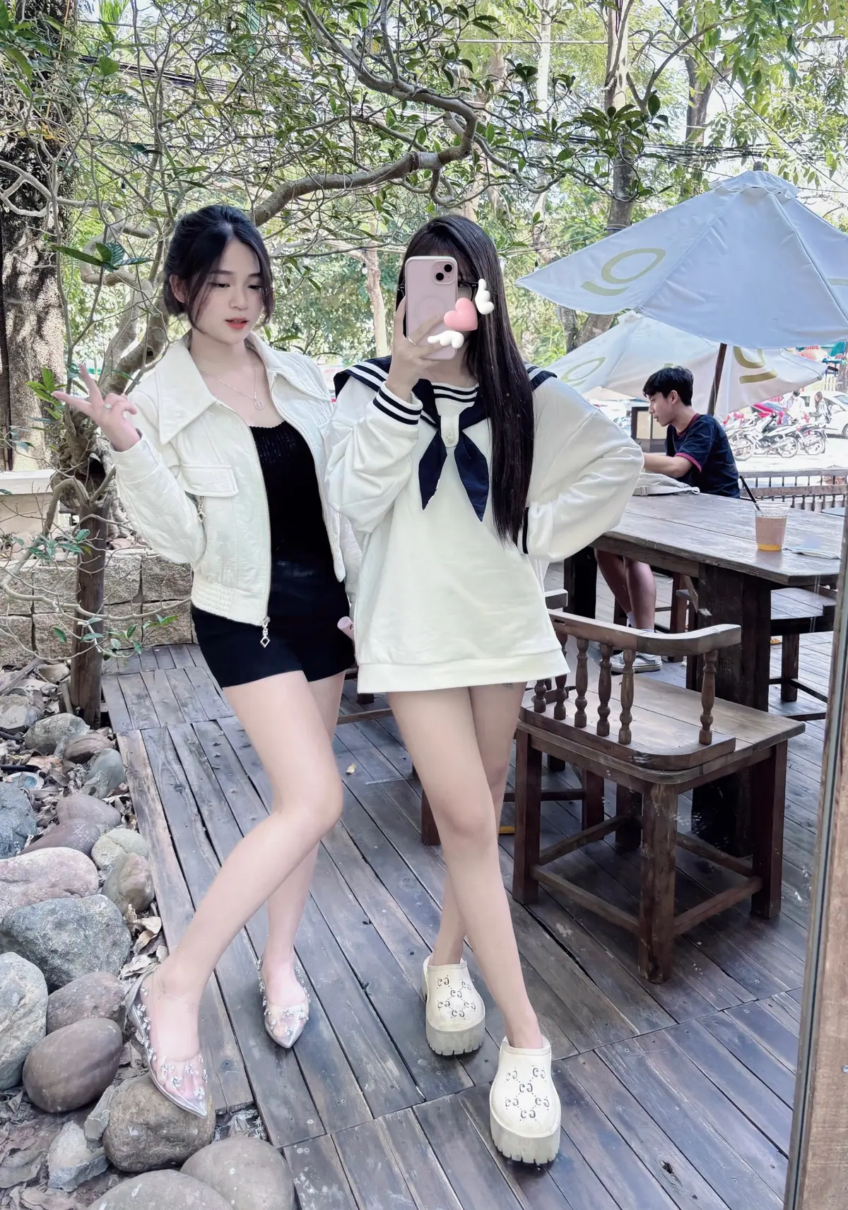 Đừng lay tôi nhé cuộc đời. Tôi còn trẻ dại cho tôi mộng mơ.