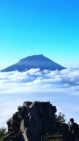 harus remidi,soalnya sumbing ketutup awan😭 #watutatahsindoro #lautanawan #gunung #fypシ゚viralシ 