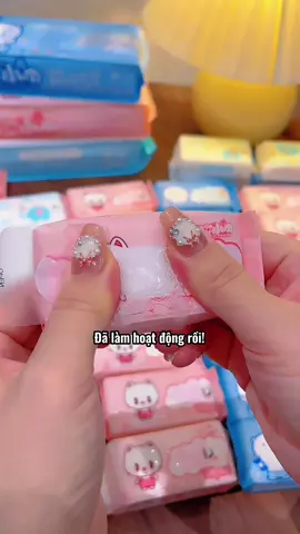 Loại khăn ướt mini di động nhỏ này có thể bỏ vào túi khi đi chơi, cho bé vào cặp đi học khi đến trường rất tiện lợi!! #thietthuc #khangiayuotmini #tienich #creatorsearchinsights #khangiaymini #jizonguyen 