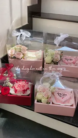 Yêu thương đôi khi không thể chỉ nói bằng lời, hãy thể hiện bằng món quà bé bé xinh xinh 💕 👉IB Tiệm để oder ạ♥️ #xuhuong #banhkemq10 #sethoavabanh #banhkem #quaxinh #qua20thang10 #qua20_10 #vairal #monquaynghia #banhkemxinh #hoaxinh 