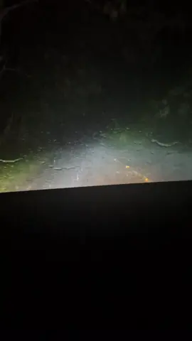 Hujan deras,tengah hutan,lewat tengah malam , jalan tak nampak pulaa hanya ada kami bertiga dan suara krik krik krikkk😫😫 #kalbar #lintaskalimantan #bataskaltengkalbar #nangatayap 