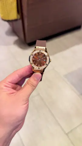 Màu Nâu Tây viền đá lấp lánh lên tay ⌚️💎 Thật sự mẫu này quá xinh và sang #dongho #phudongho #xuhhong #xuhuong2024 #donghonu 